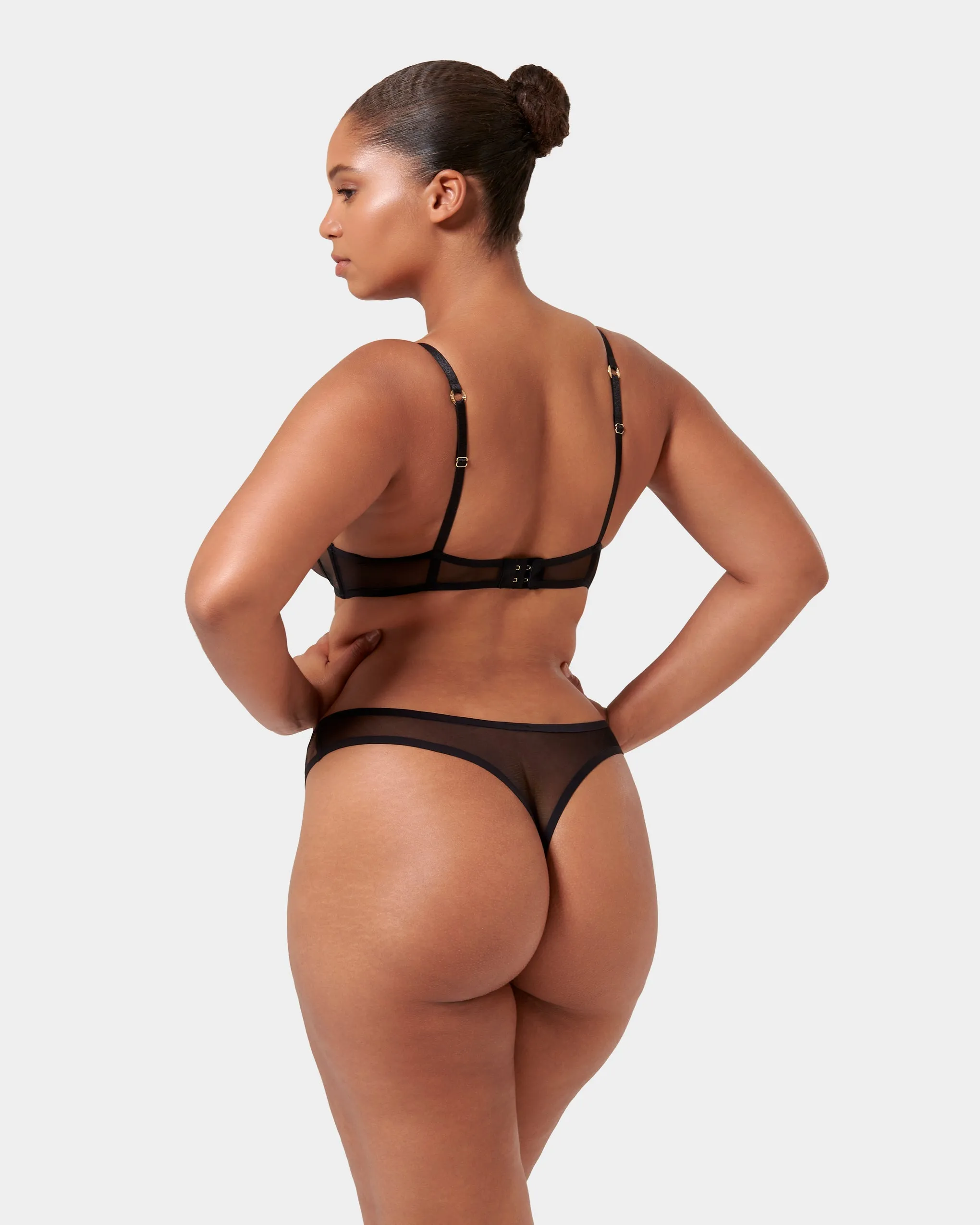 Set: Naomi Black