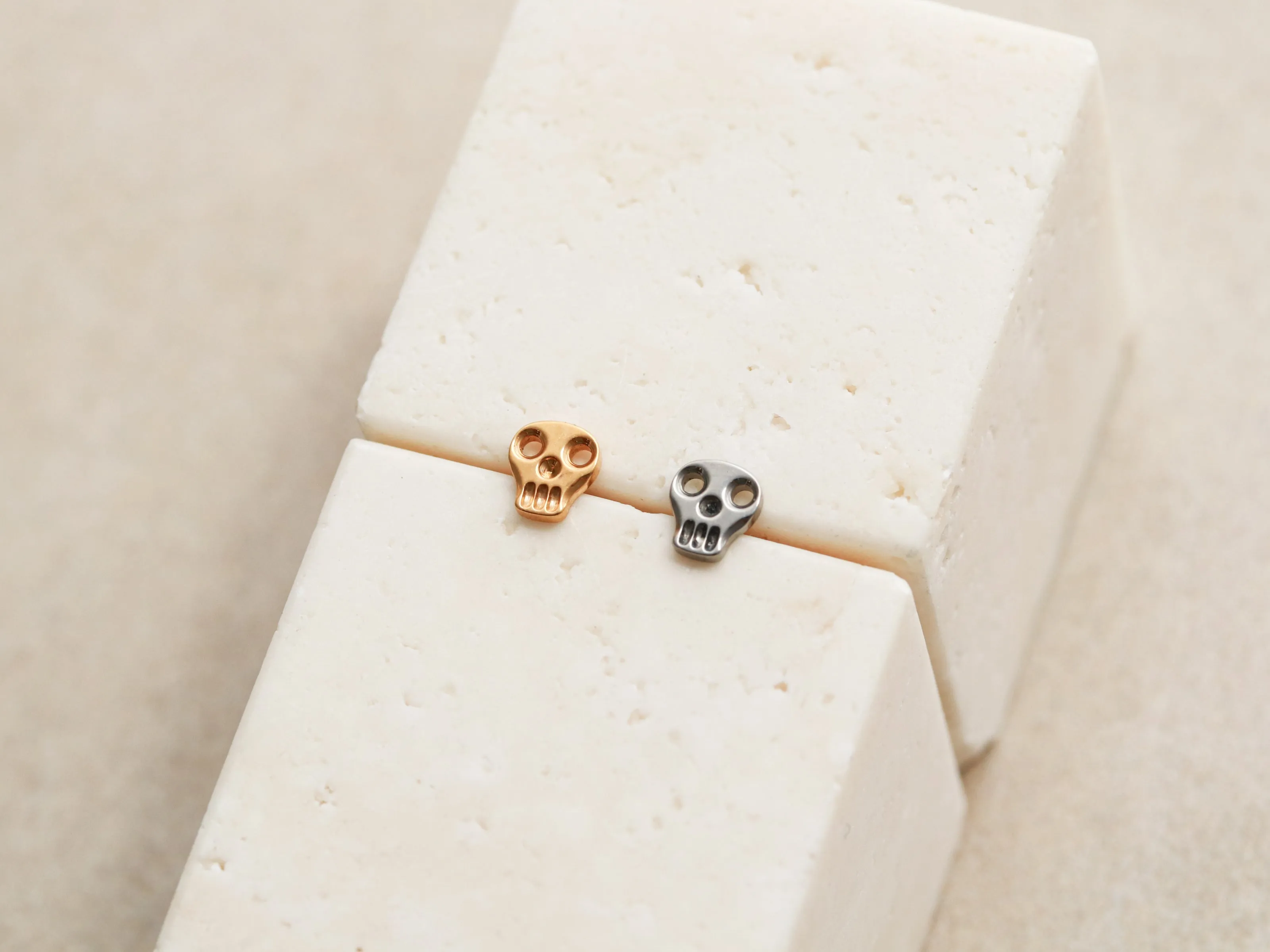 Skull - Titanium Flat Back